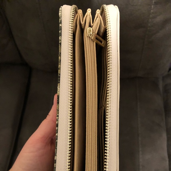 Guess Wristlet/Large Wallet - Picture 2 of 2